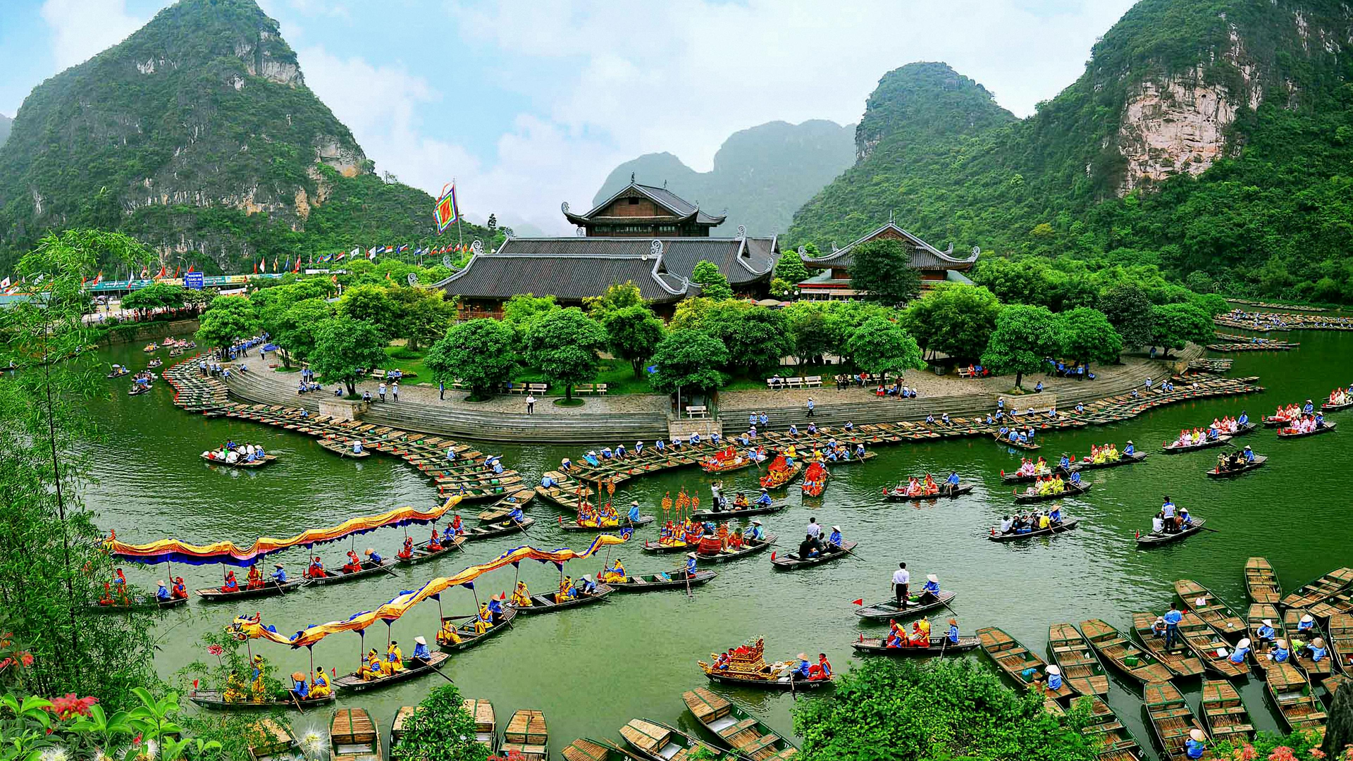 The breathtaking landscape of mountains and rivers in Tràng An, Ninh Bình, with vibrant green nature.
