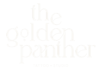 O logotipo do estúdio fotográfico Golden Panther é branco sobre fundo branco.