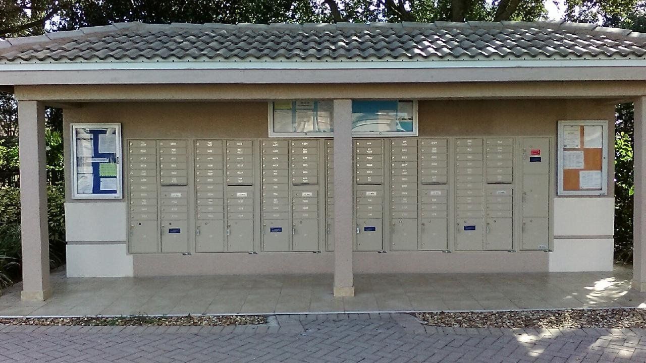 A mailbox with the letter l on it