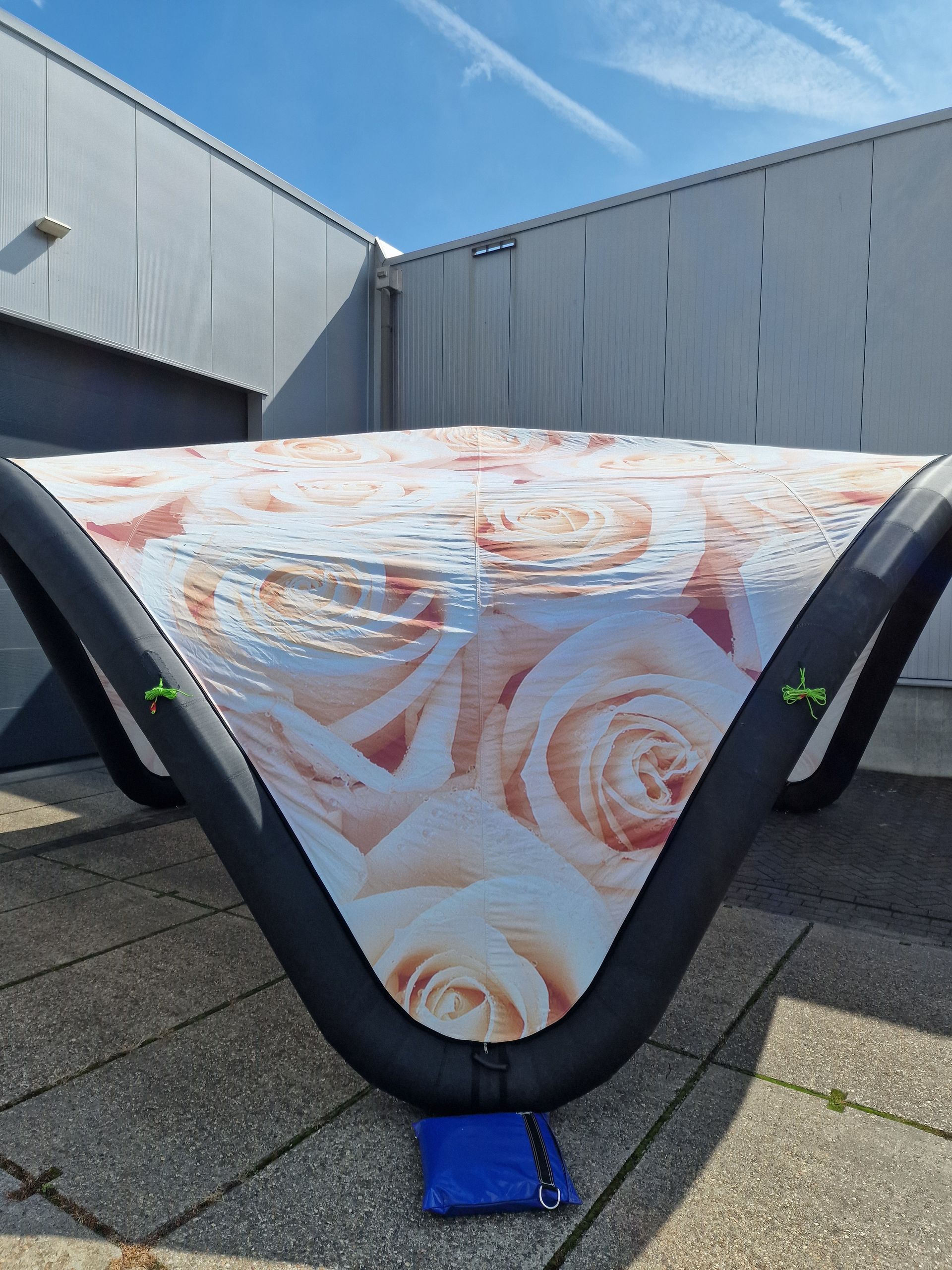 Een opblaasbare tafel met een afbeelding van rozen erop