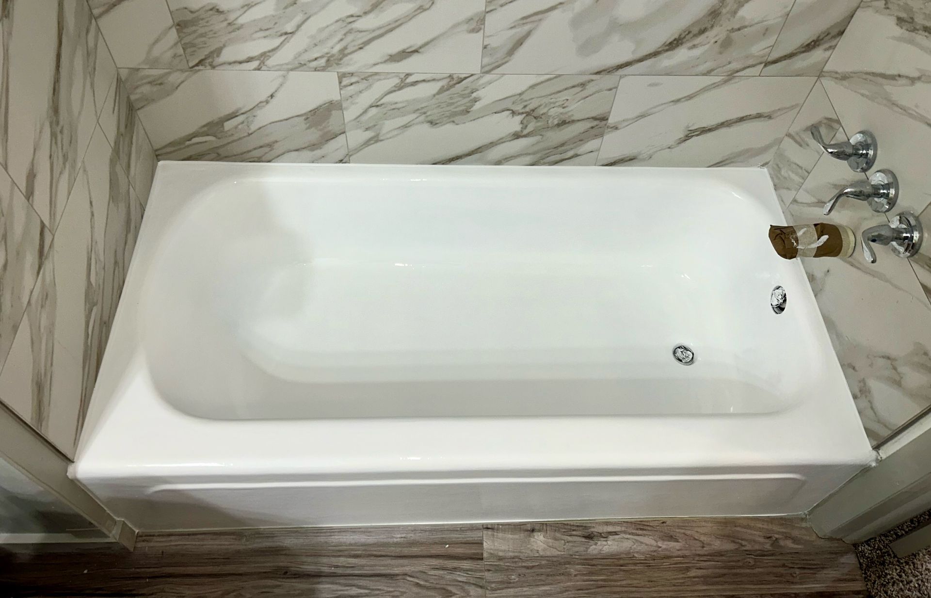 Here you can see the image of the same tub, but after Ohio tub pros came by with a bathtub refinishing job. The tub looks brand new again, ready to be used. What a transformation!