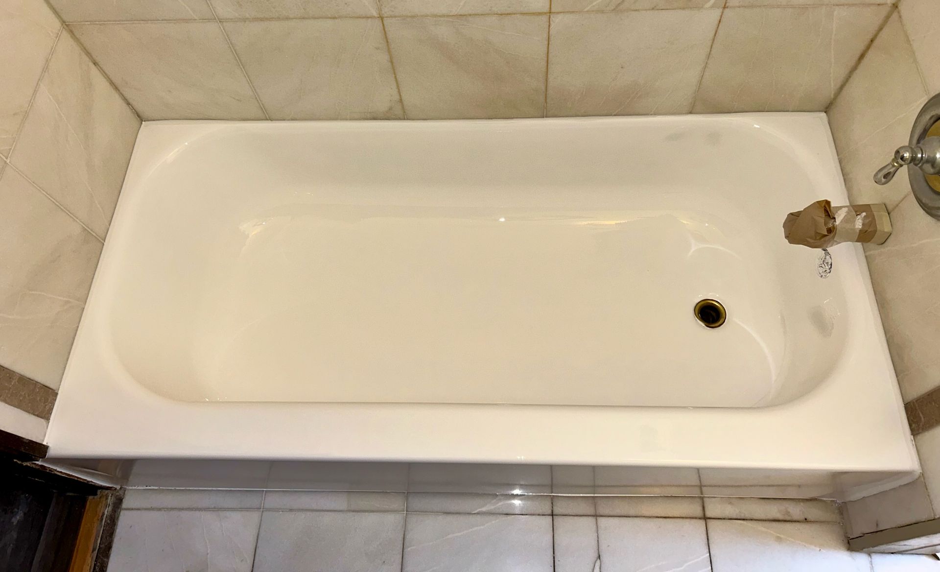 This is a picture of the same bathtub you have seen earlier, after Ohio bathtub pros came and did the bathtub refinishing job. 