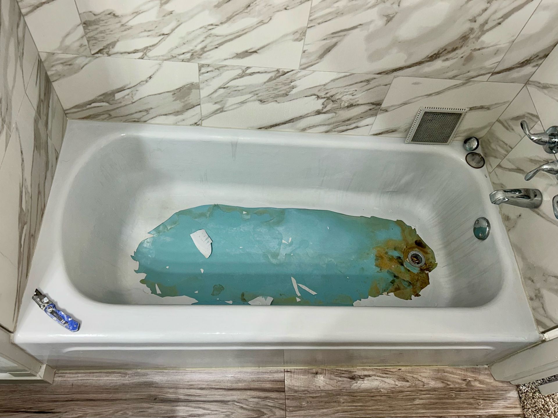Picture of a bathtub that seems completely unusable because its totally shipped and cracked. You can tell the tub is in desperate need of a tub refinishing job. 