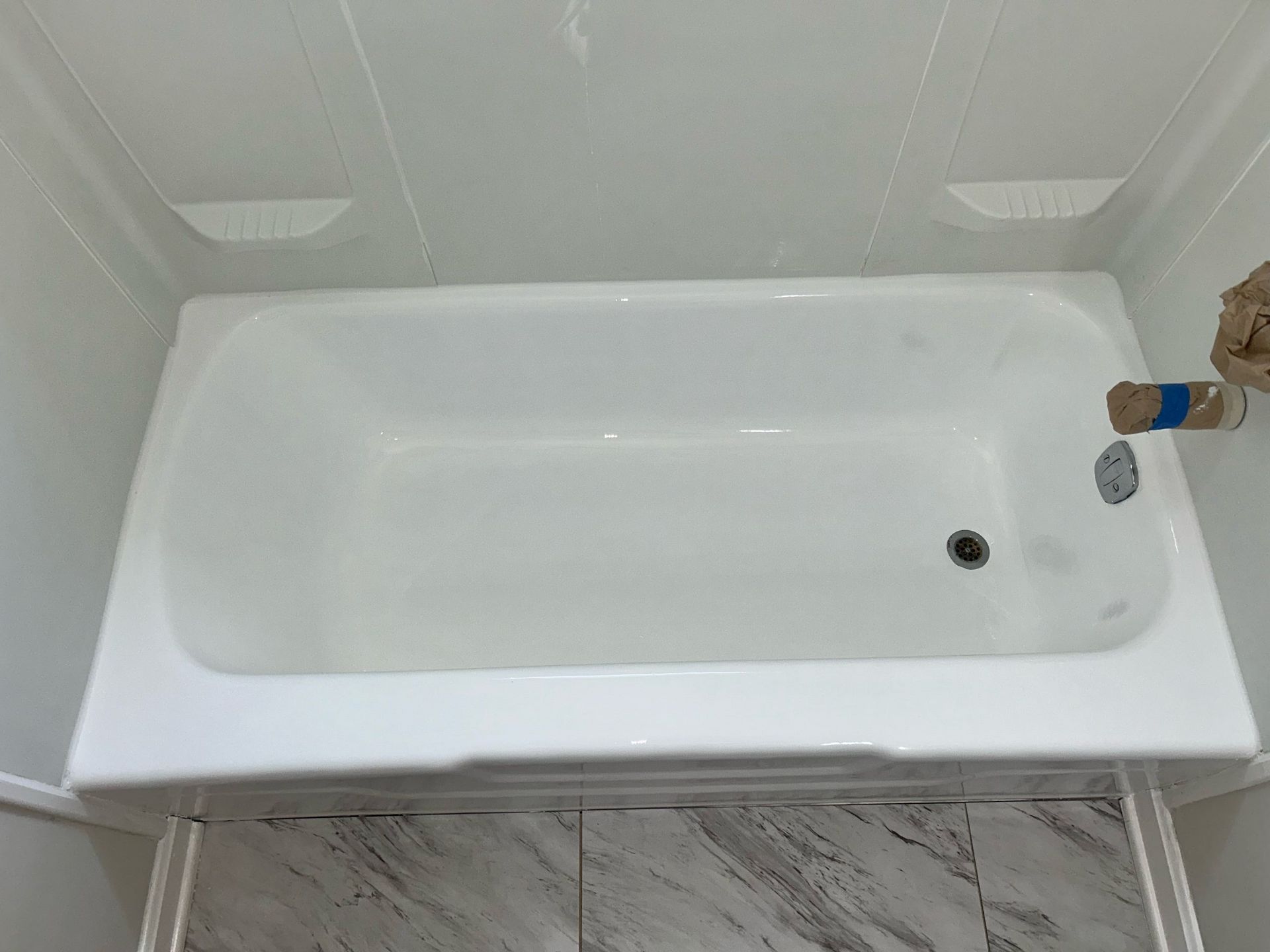 Image of a beautiful, clean bathtub. 