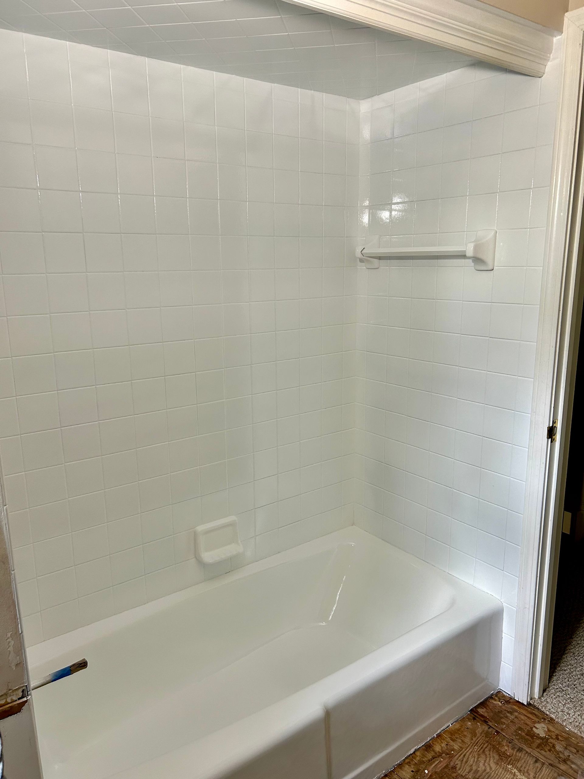 Here you can see the picture of the same bathtub, but this time after the Ohio tub pros came by and showed their expertise in bathtub refinishing. You can tell this look is way more modern, clean and it gives more serenity. 
