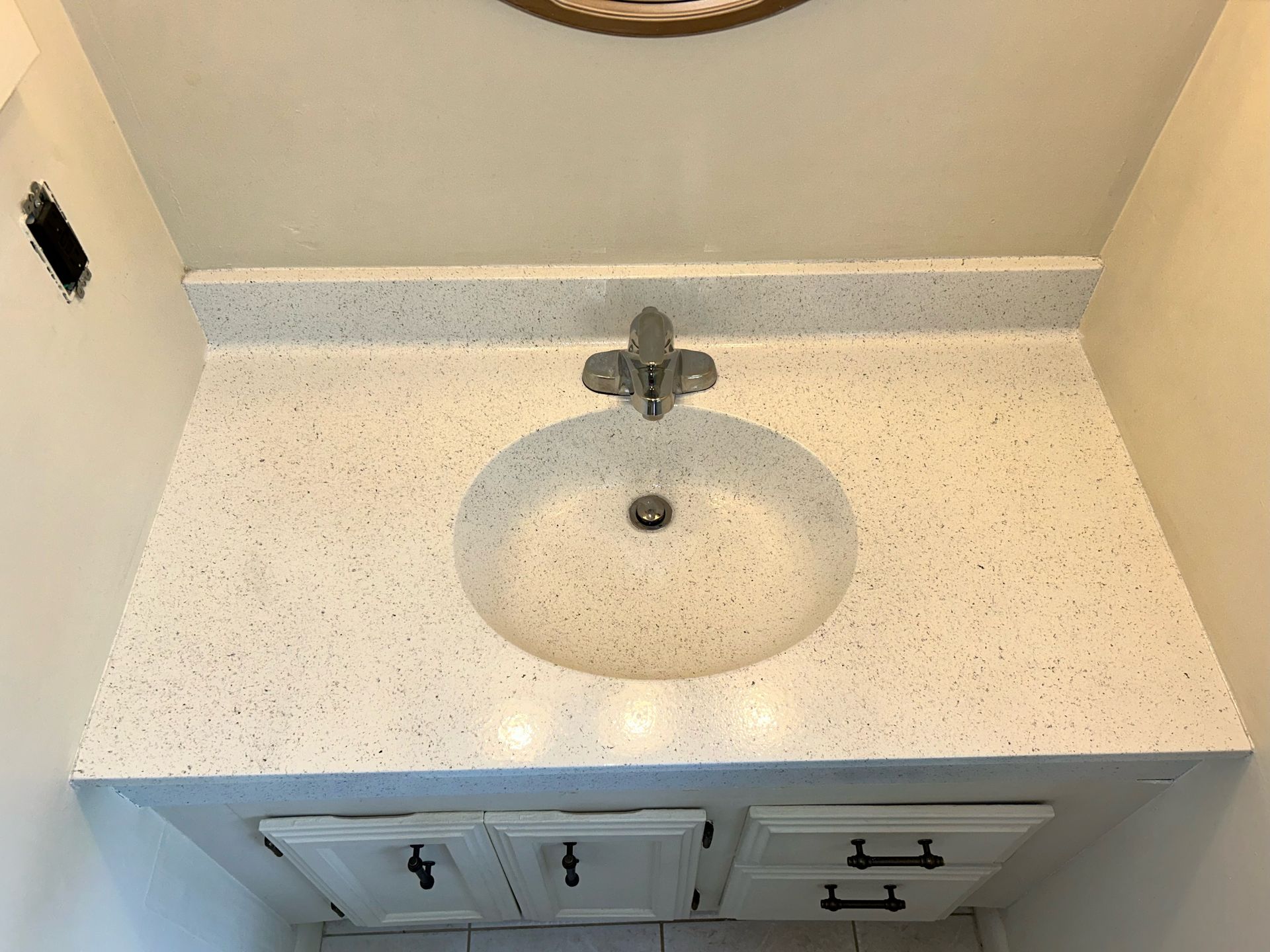 Here an image of the same sink you saw in the previous picture, but after the people of Ohio tub pros came by and give it a complete makeover! The sink refinishing job made this sink look and feel brand new again. 