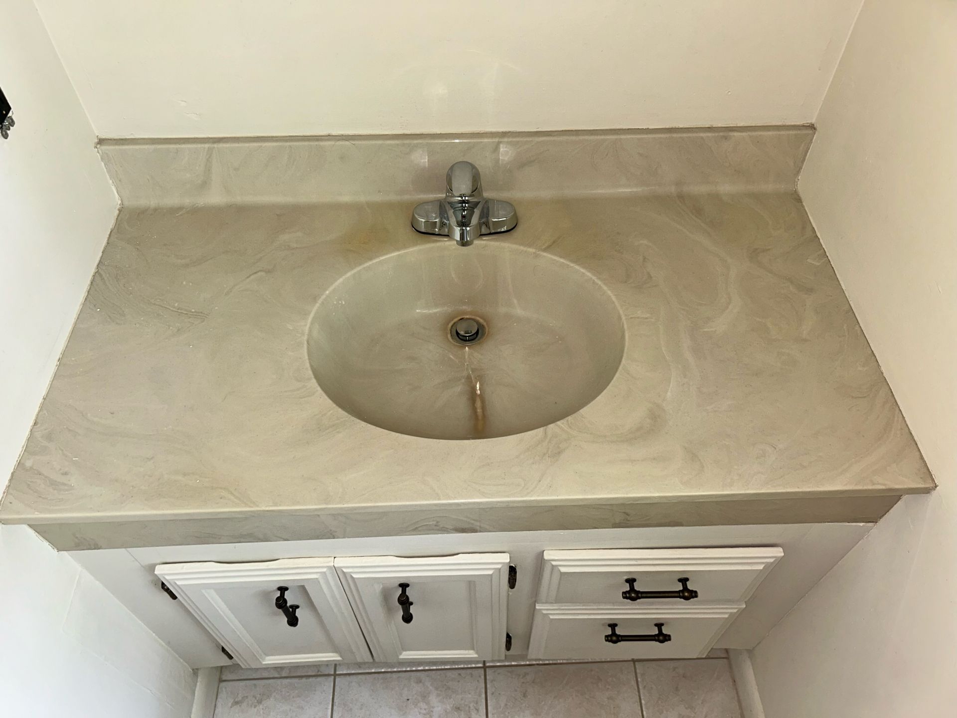 Here you can see an outdated sink that rather has a dull look. 