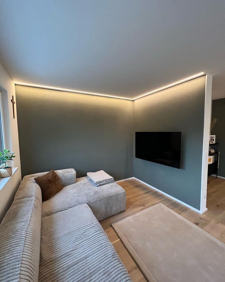 Farbgestaltung und Lichtelemente im Wohnzimmer