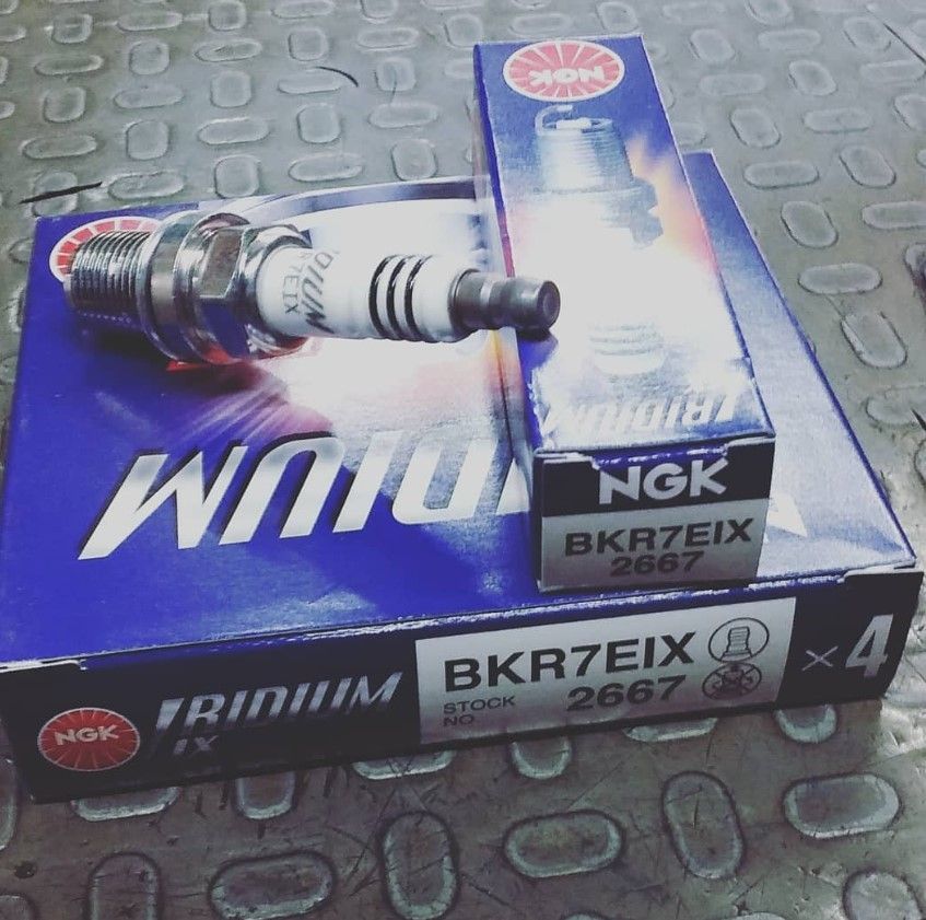 Una caja de bujías NGK Iridium BKR7EIX