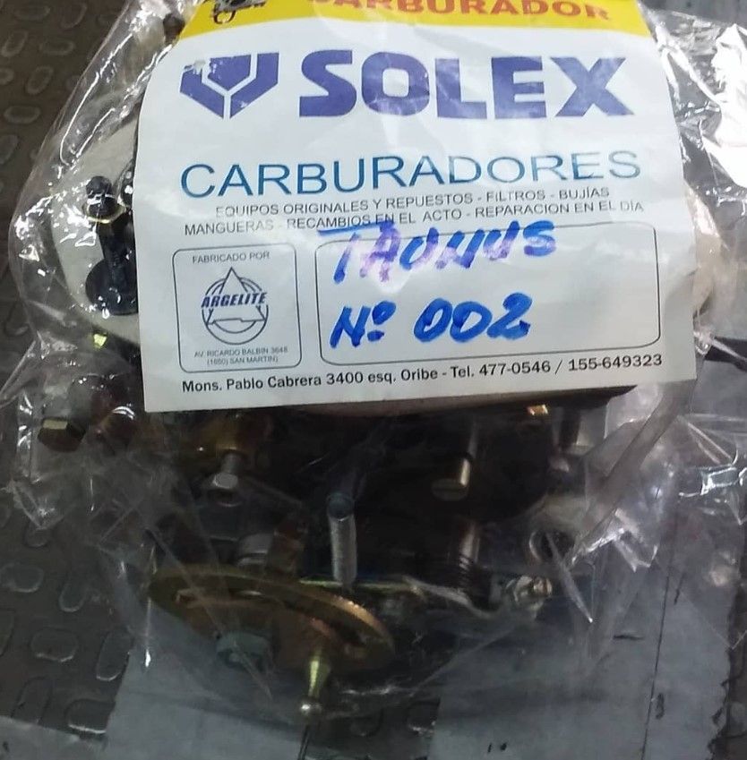 Un carburador Solex en una bolsa de plástico