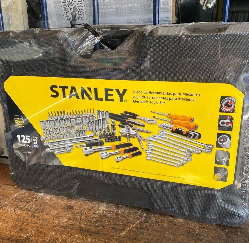 Un juego de herramientas Stanley está sobre una mesa.