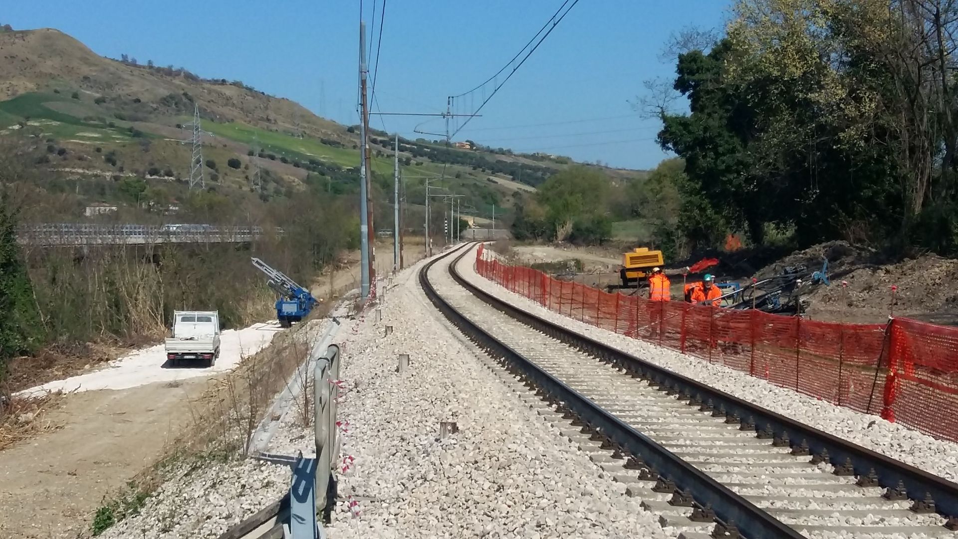 Un binario ferroviario circondato da una recinzione rossa.