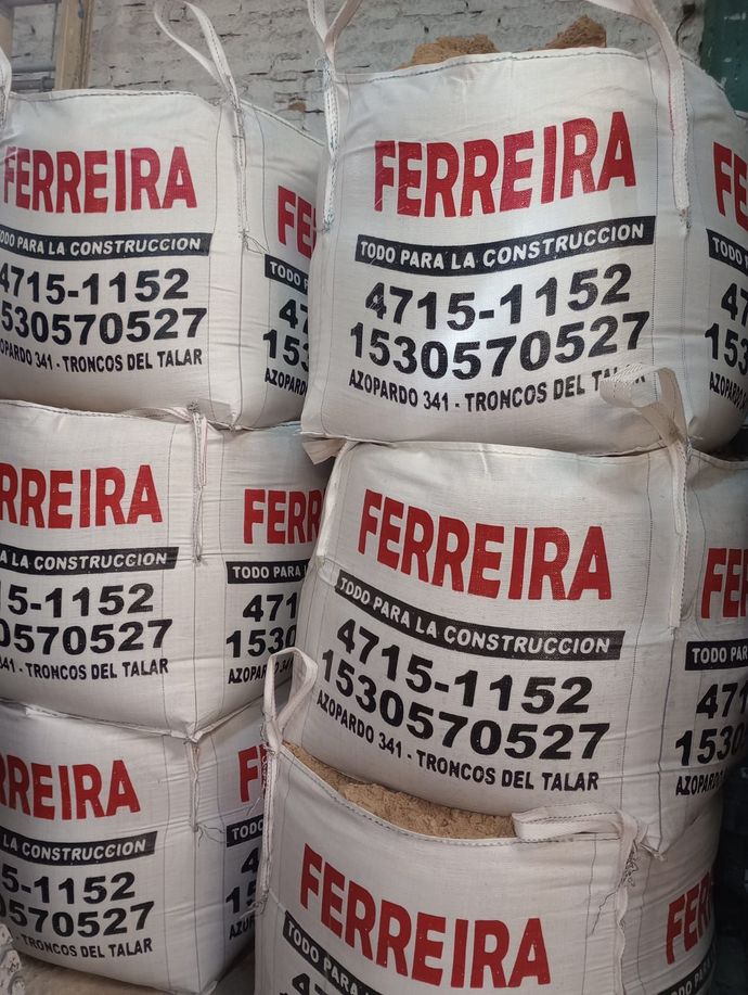 Sacos de fertilizante blancos apilados con la etiqueta “FERREIRA” y texto en negro y rojo.