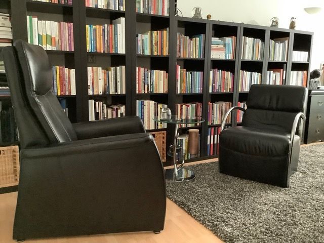 Holistische coaching ruimte twee stoelen warm licht