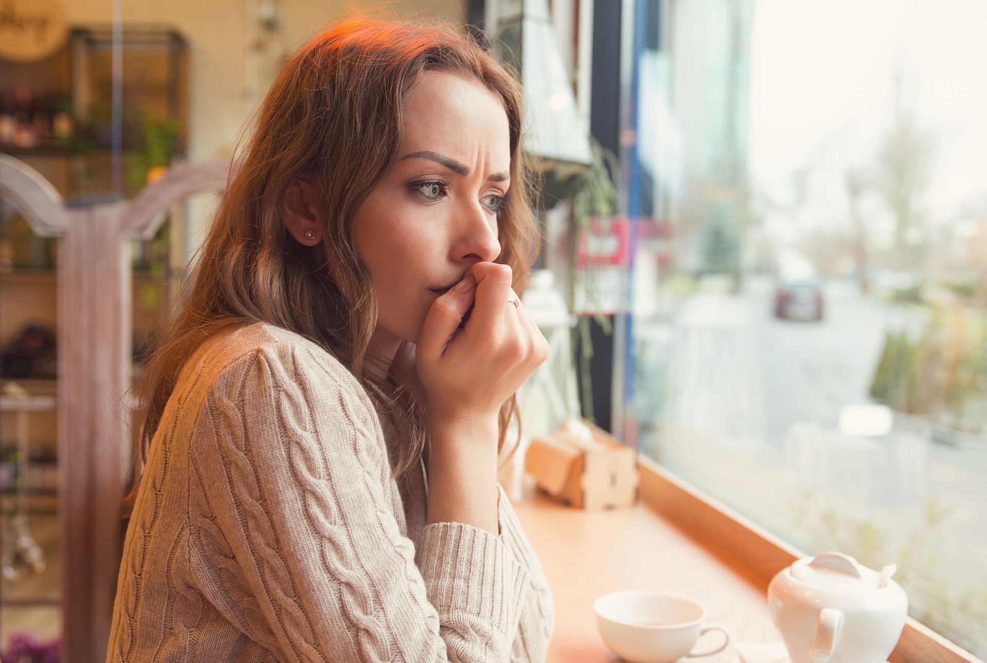 Zenuwachtige bange jonge vrouw-Schaamte
