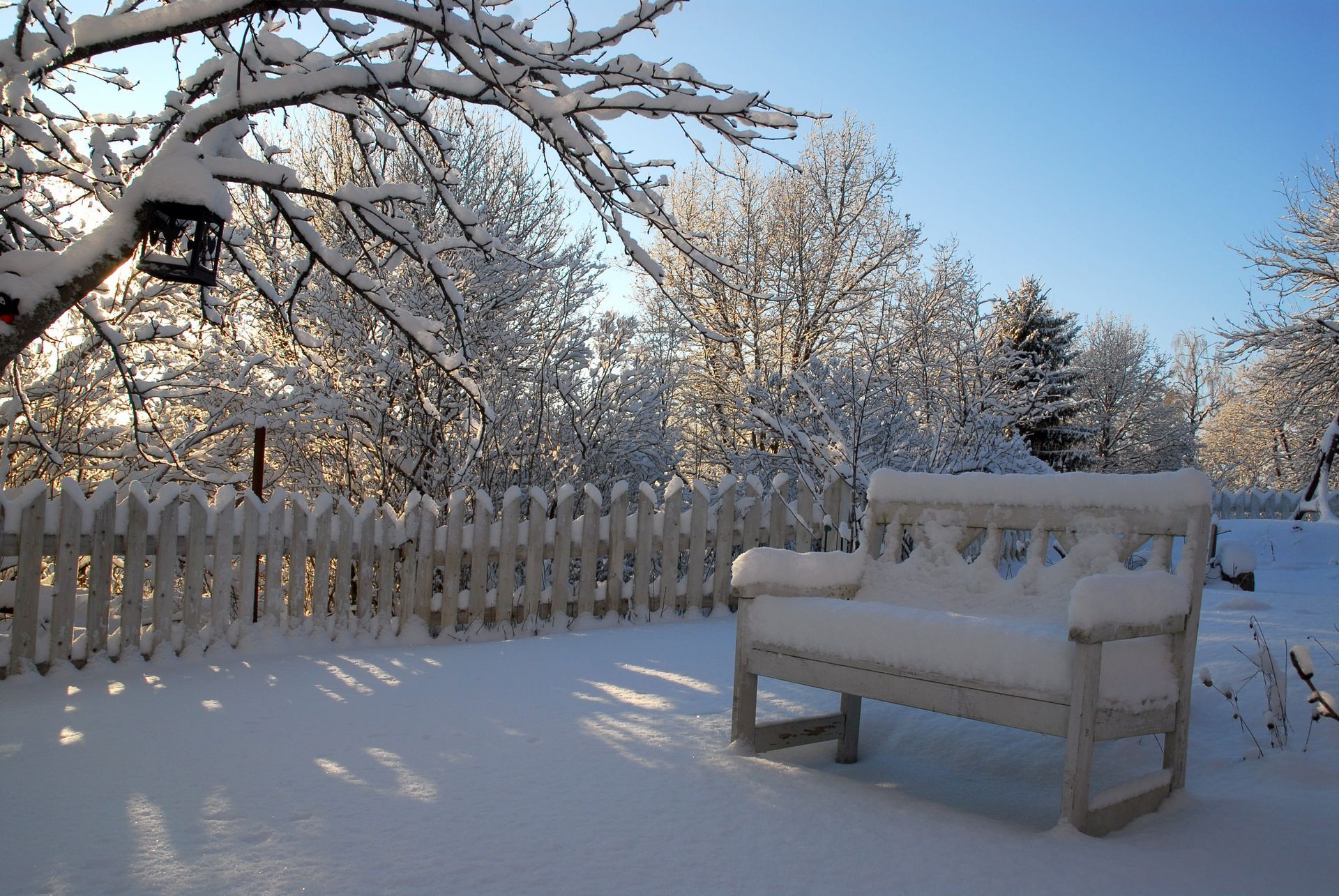 A patio with a table and chairs on a rug.