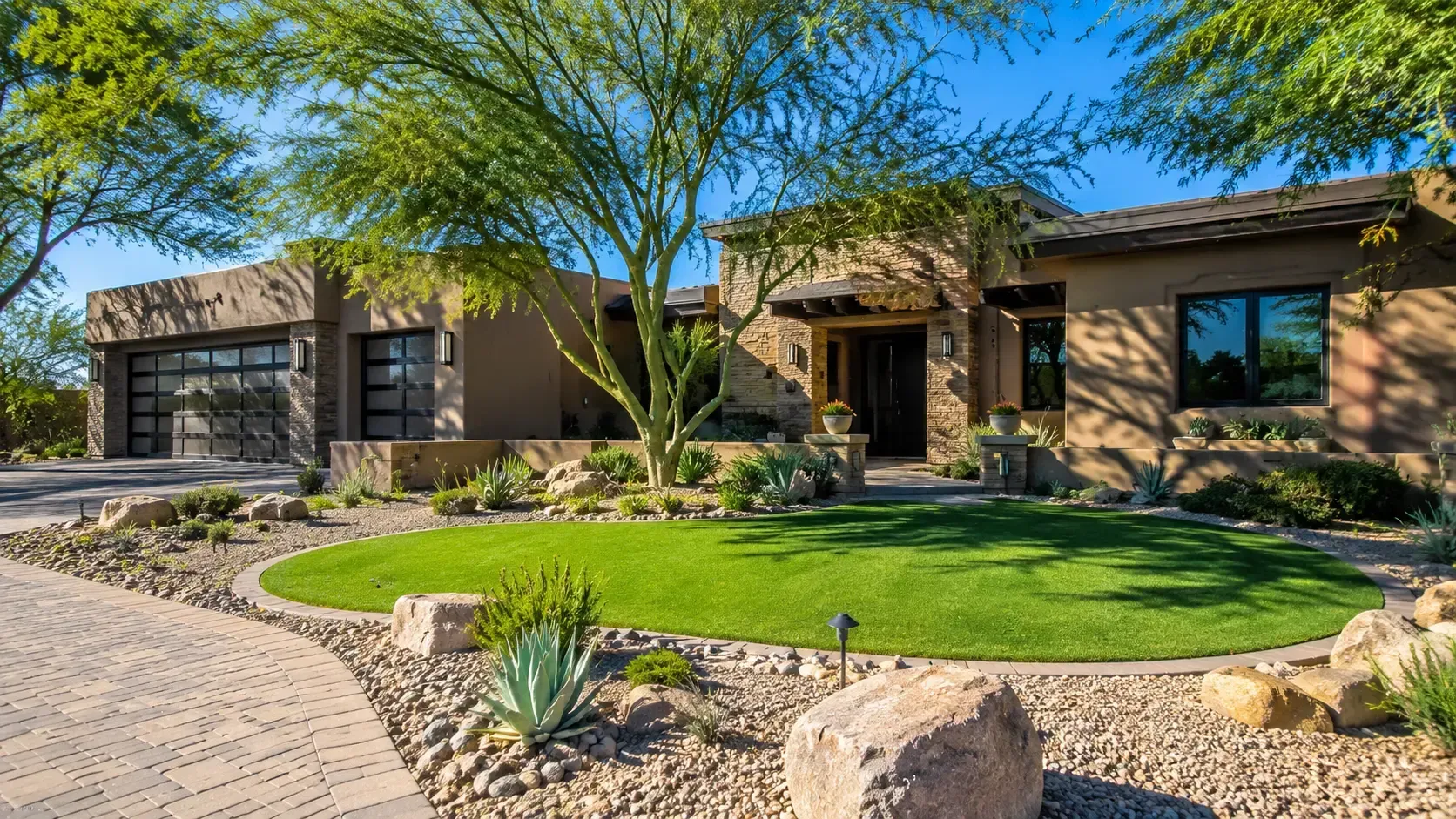 Choosing the wrong trees in Arizona can lead to heat stress, root damage, and high water
use. Learn