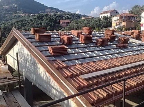cambio tegole su un tetto di una casa