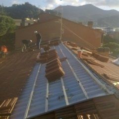 Posa in opera di pannelli fotovoltaici su tetto