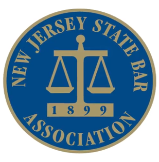 Sello circular azul y dorado de la Asociación de Abogados del Estado de Nueva Jersey con balanza y el año “1899” en el centro.