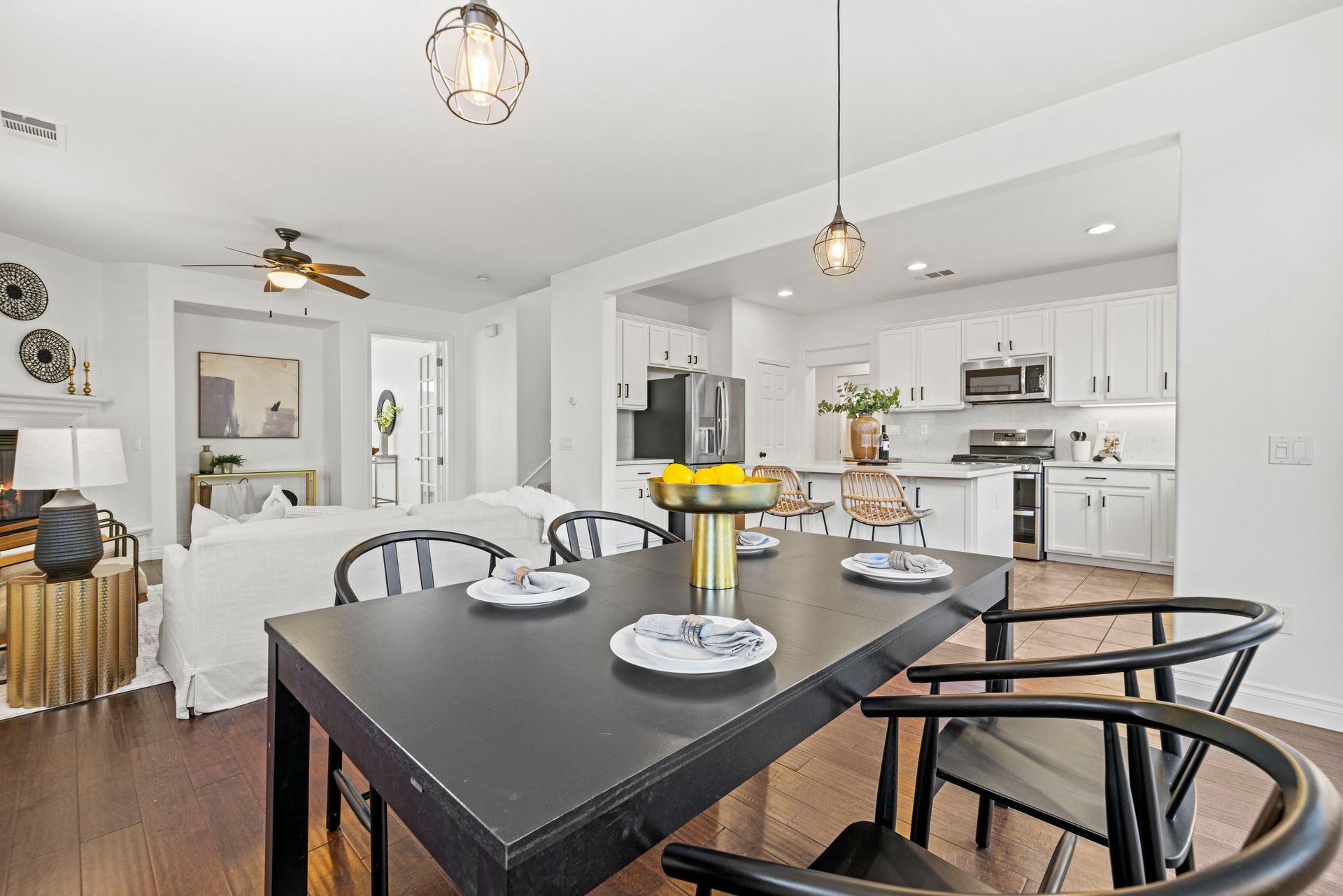 Modern dining area that connects directly to both the kitchen and living room | Sell my home fast in Santa Clarita, CA.