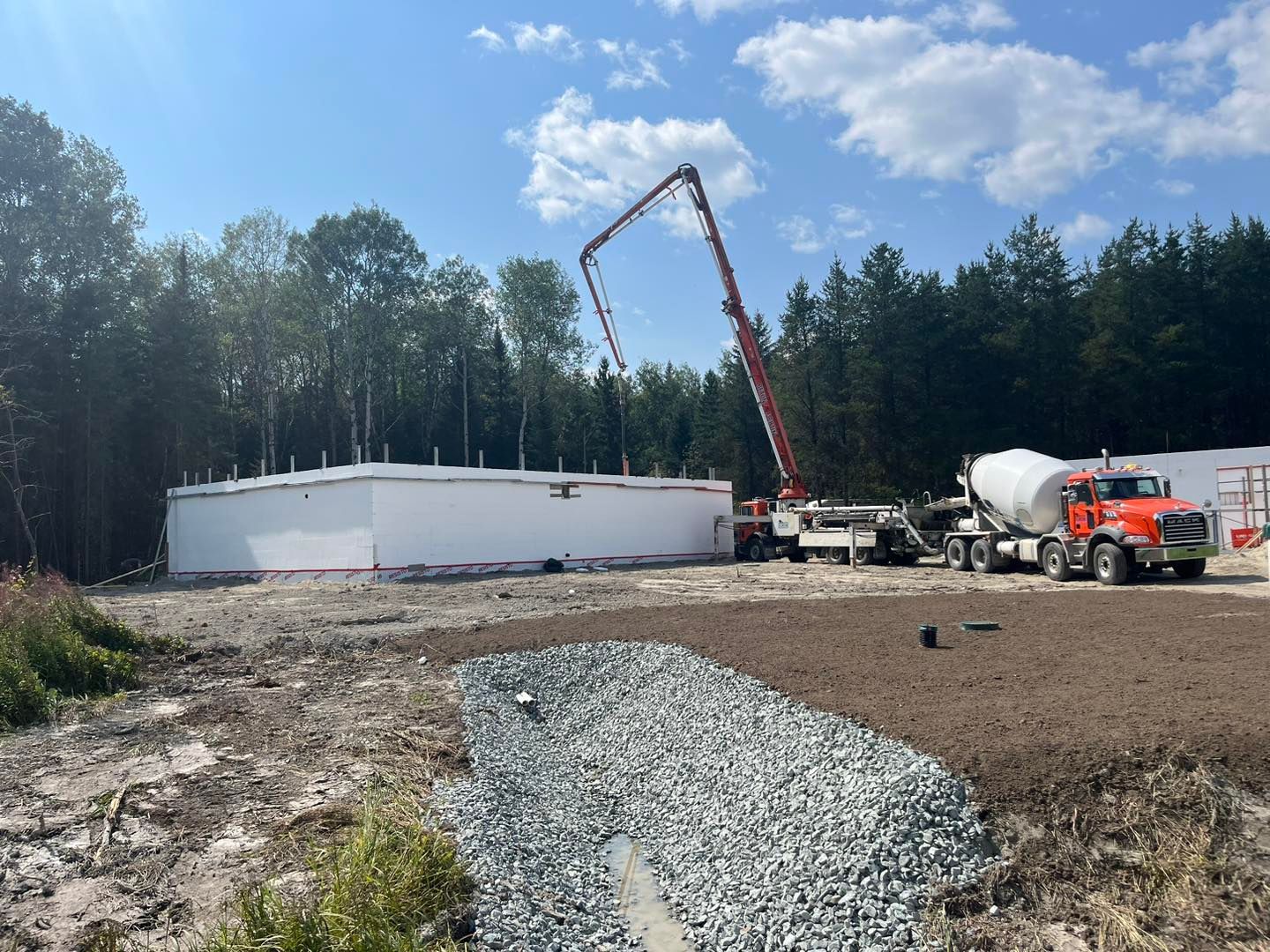Une pompe à béton est utilisée pour couler du béton dans un bâtiment.