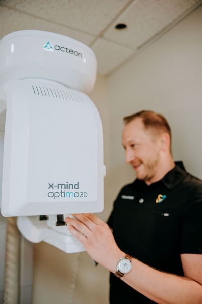 Steven Vorholt preparing to use Acteon's x-mind optima 3D.