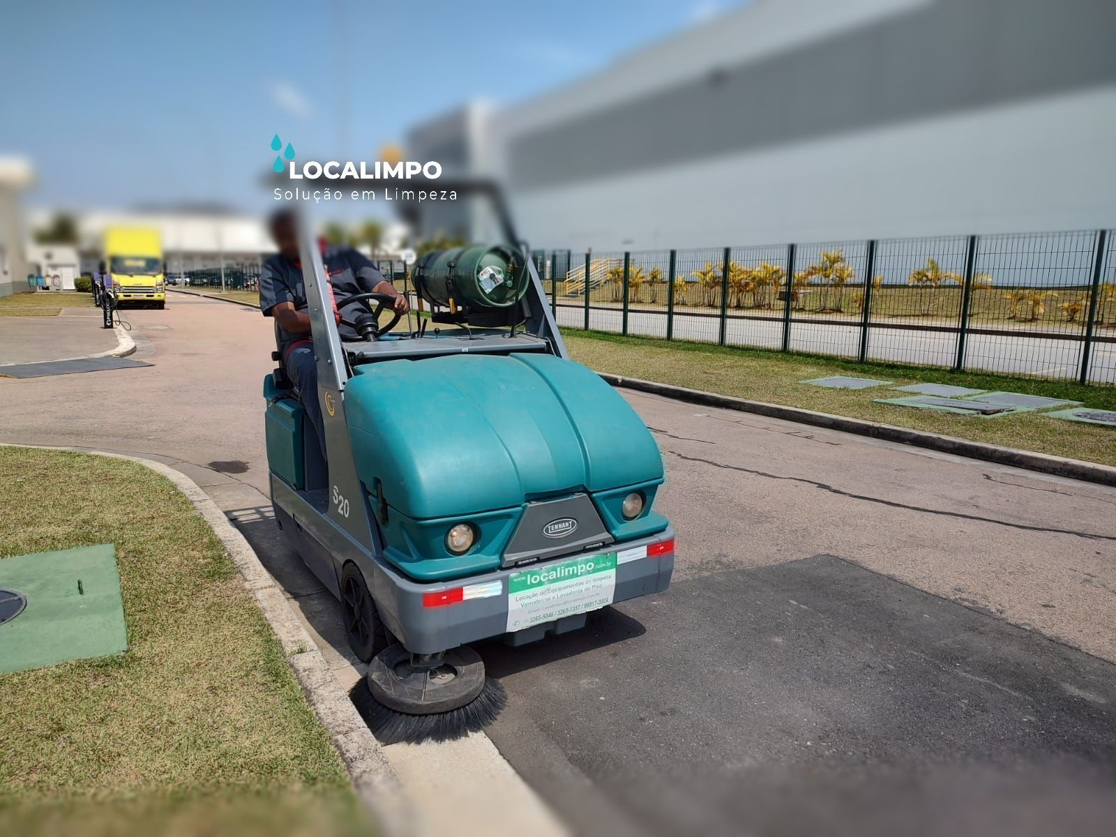 Varredeira de piso alfa tennant, lavadora lava e seca piso, promolimp, vulcan, limpeza mecanizada, ecologica equipamentos, karcher, nilfisk, viper, tuffan, varredeira de piso, varredeira S20, varredeira S30, tennant S20, tennant S30