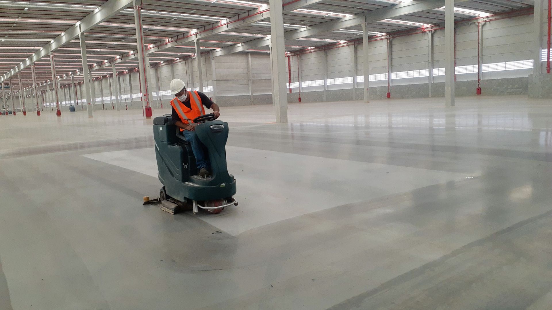 varredeira de piso e lavadora de piso industrial, alfatennant, tennant