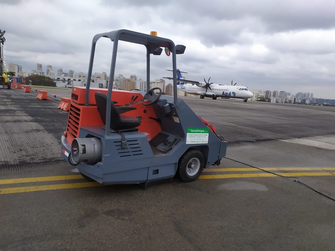 varredeira para aeroporto, varredeira de piso, varredeira motorizada, varredeira para grandes areas