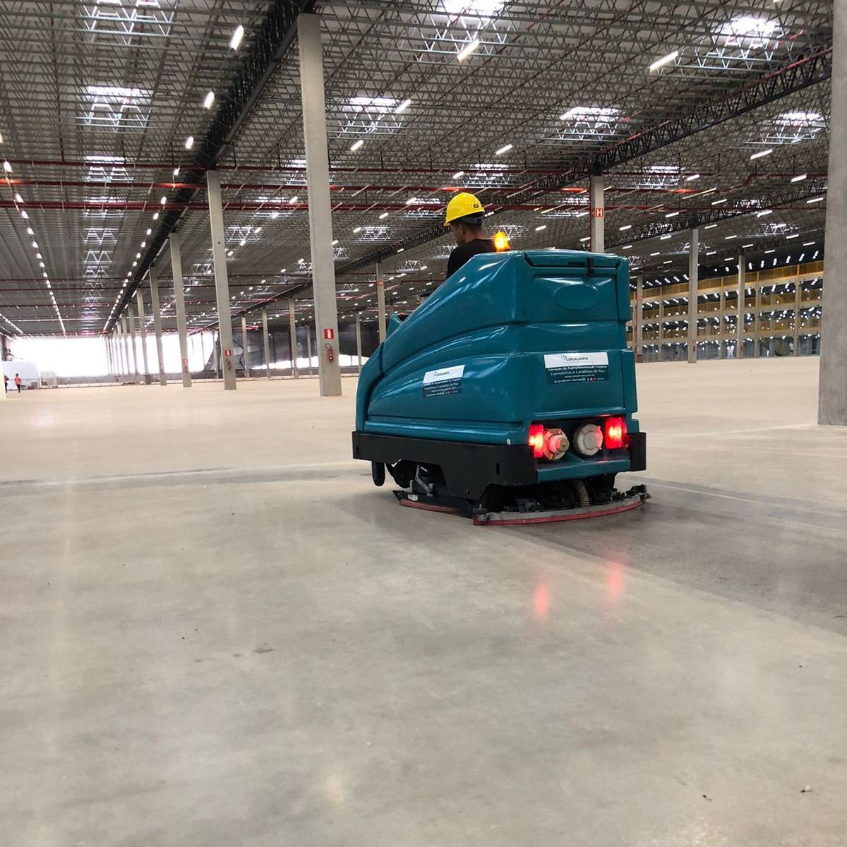 varredeira de piso e lavadora de piso industrial, alfatennant, tennant