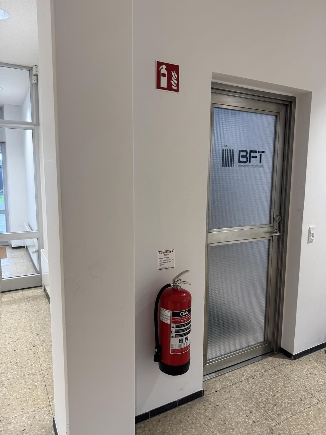 Færdig opsætning med skilte ved BFT’s kontordør