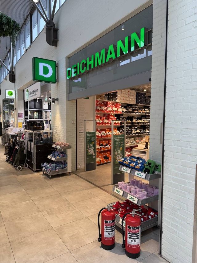 Brandslukkere ved indgangen til en Deichmann-butik