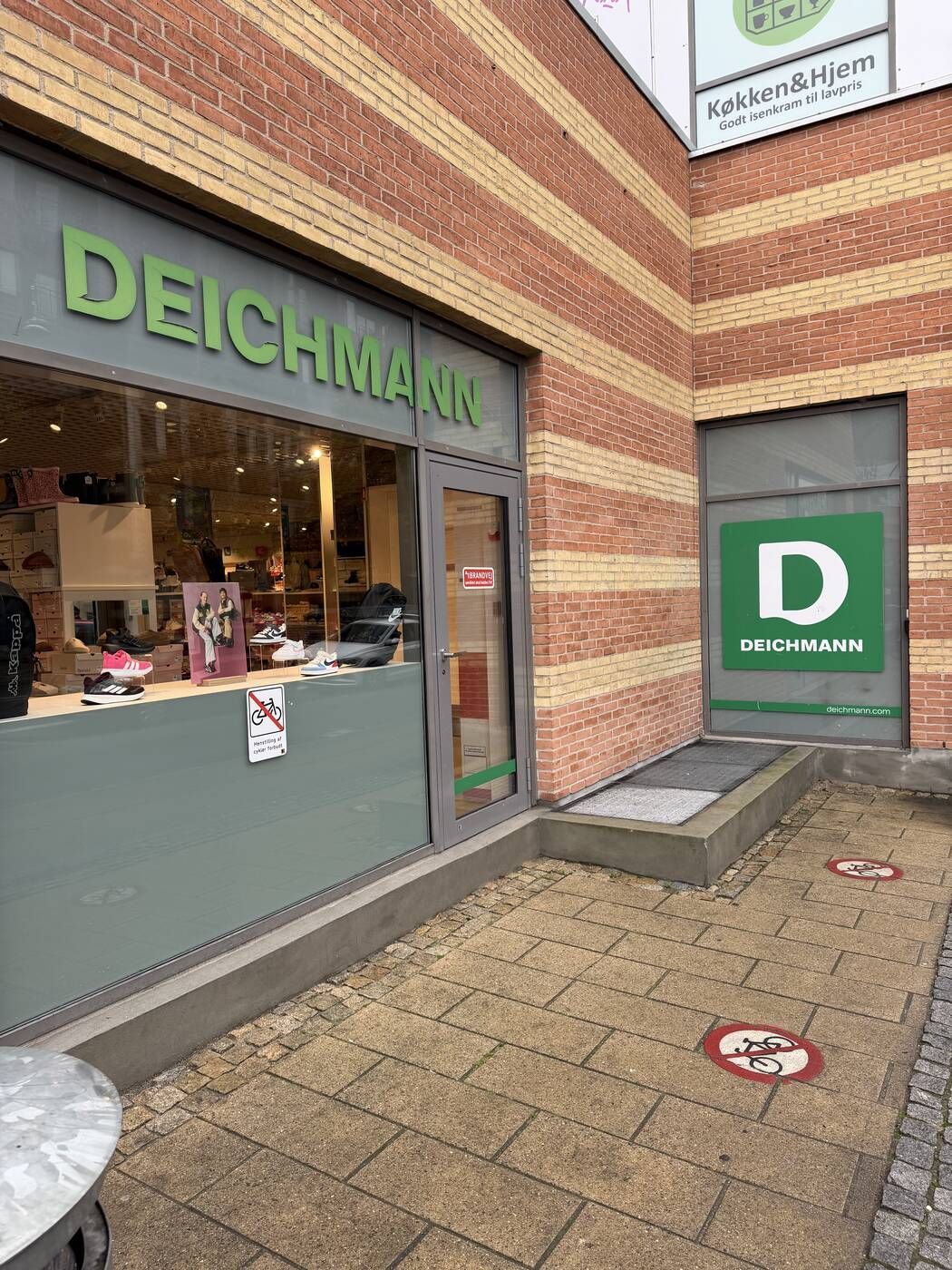 Facade på en Deichmann-butik med grønt Deichmann-skilt