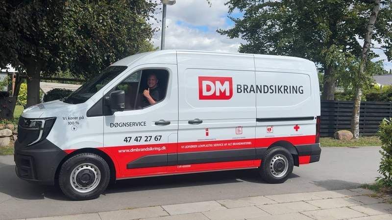 DM Brandsikrings servicebil med døgnservice og telefonnummer 47 47 27 67