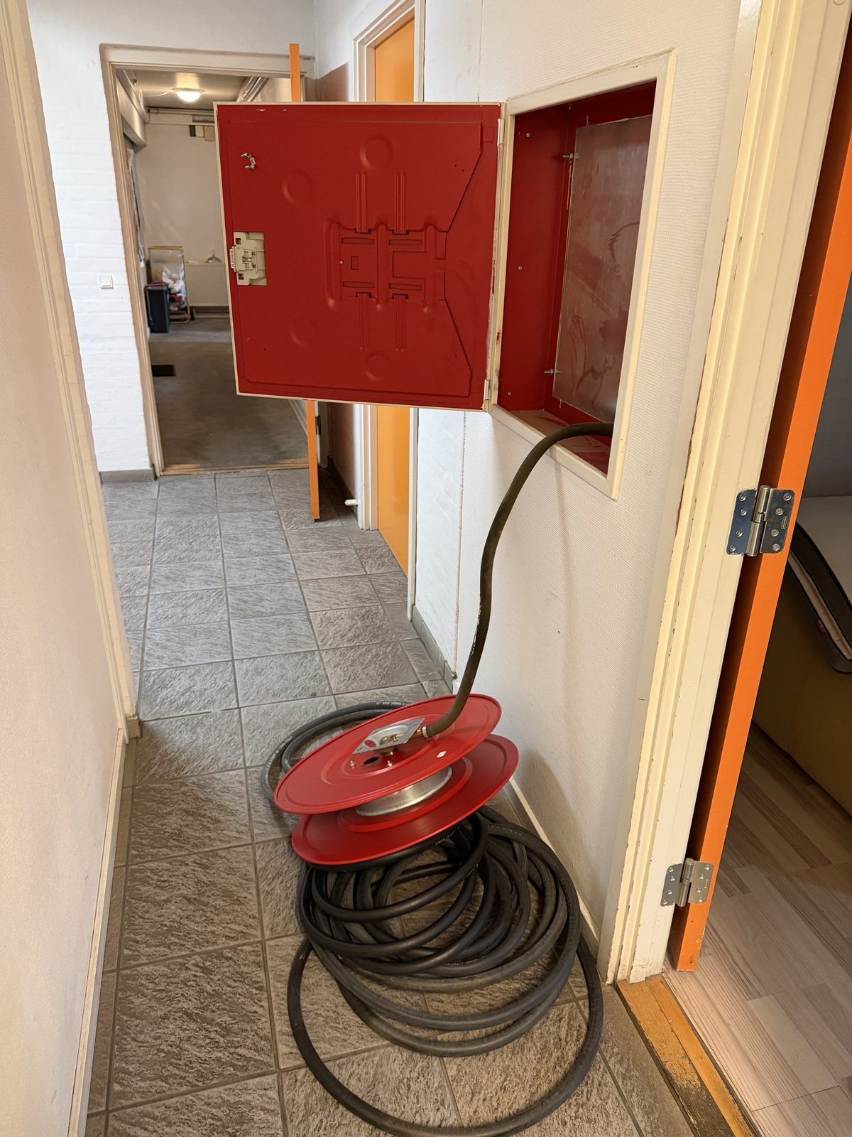Et af de to brandslangeskabe med den gamle slange