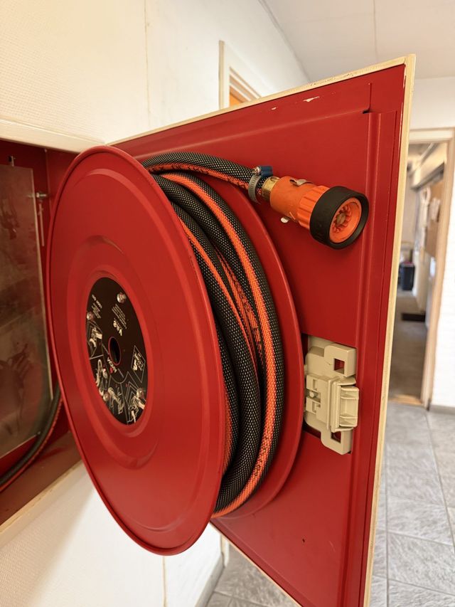 Brandslangeskab med ny brandslange