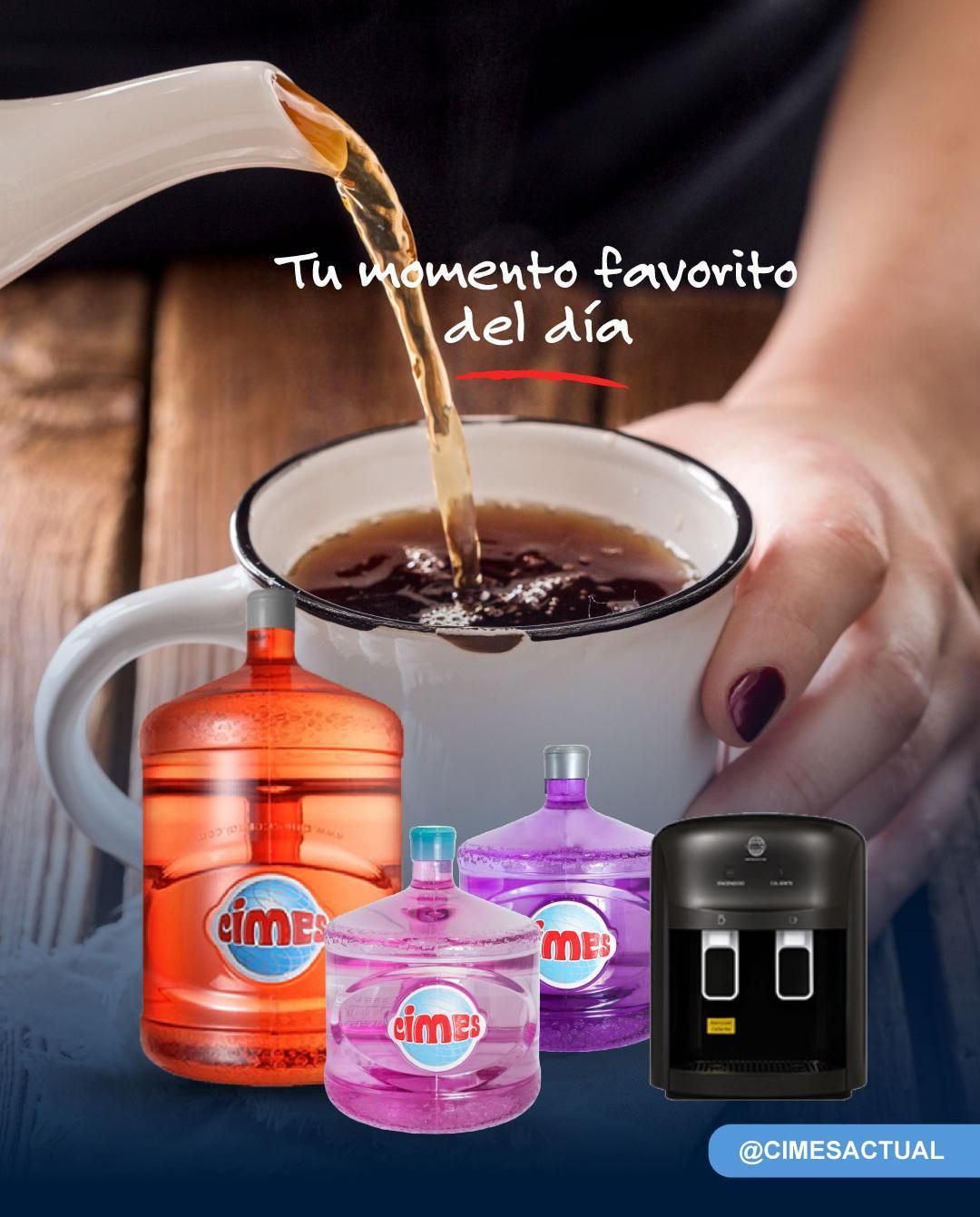 Se sirve café en una taza blanca, con dispensadores de agua de colores