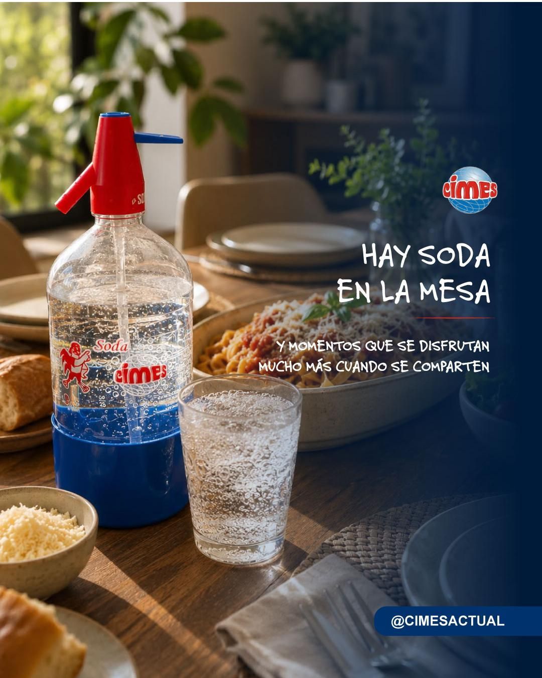 Botella y vaso de bicarbonato de sodio sobre una mesa de madera con texto en español sobre su uso en la cocina.