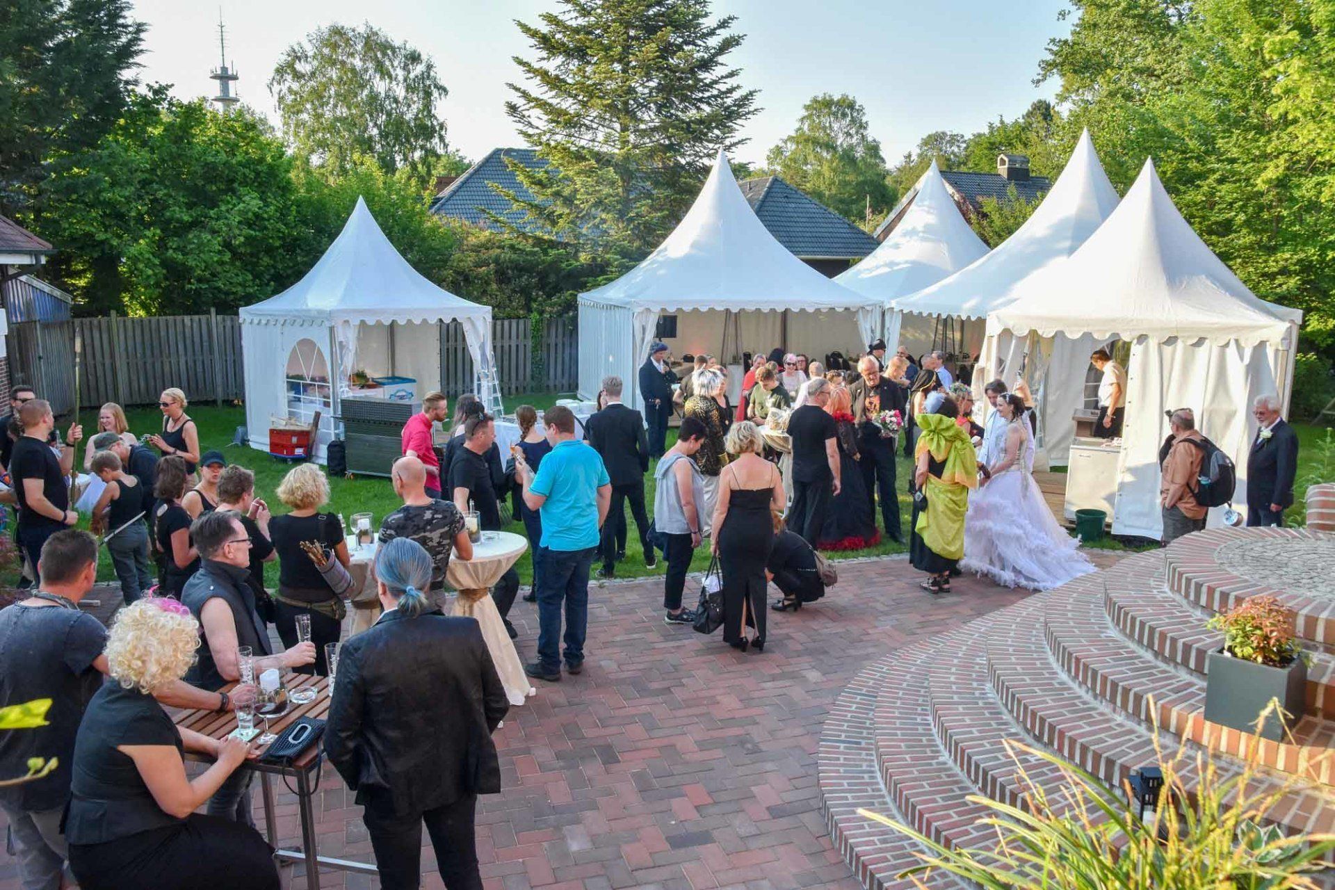 Gartenparty mit Pagodenzelten