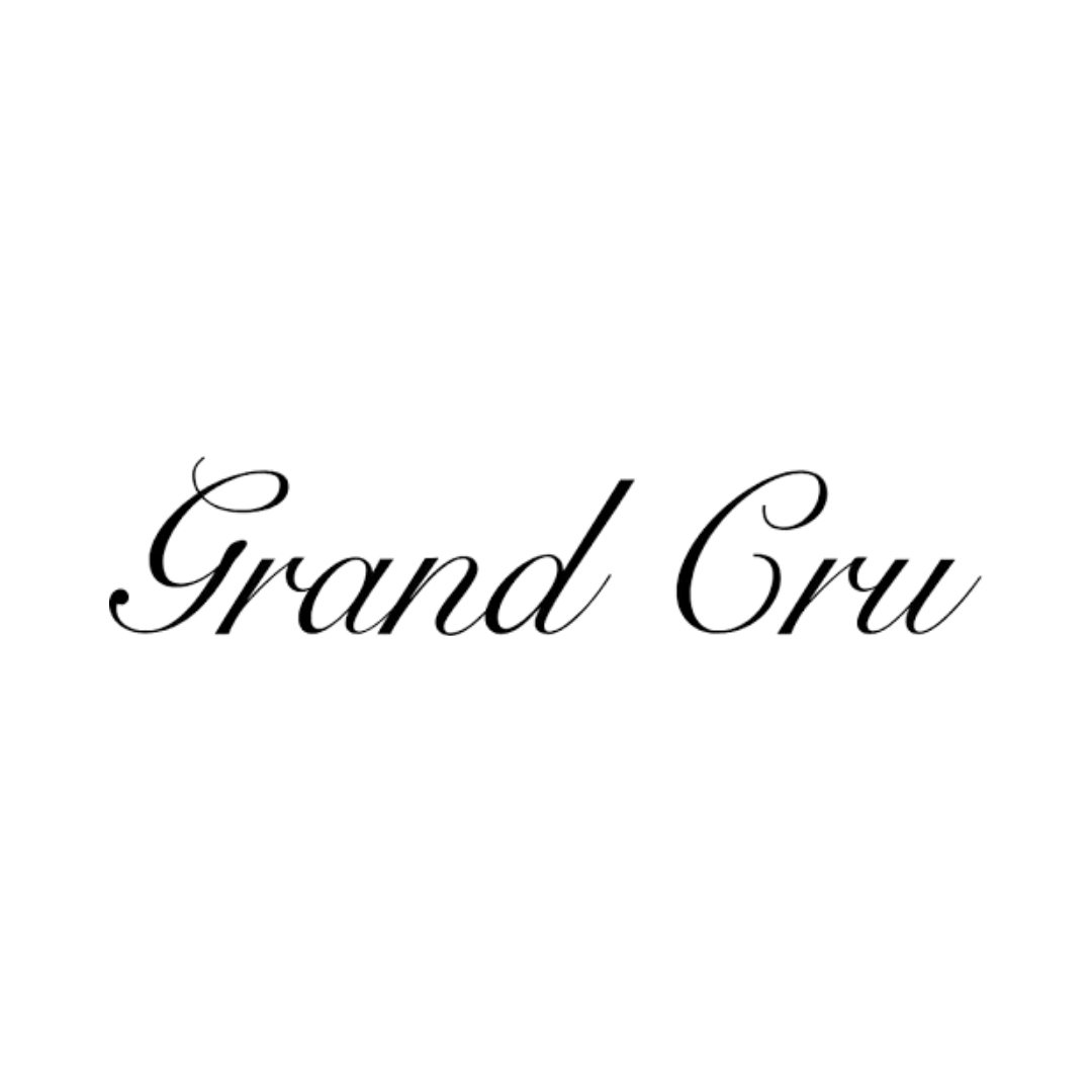 Texto cursivo preto com a inscrição “Grand Cru” sobre fundo branco.