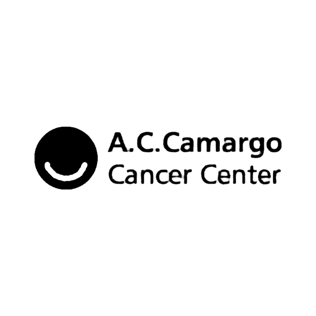 Logotipo do AC Camargo Cancer Center com ícone de sorriso circular preto e texto em fundo branco.