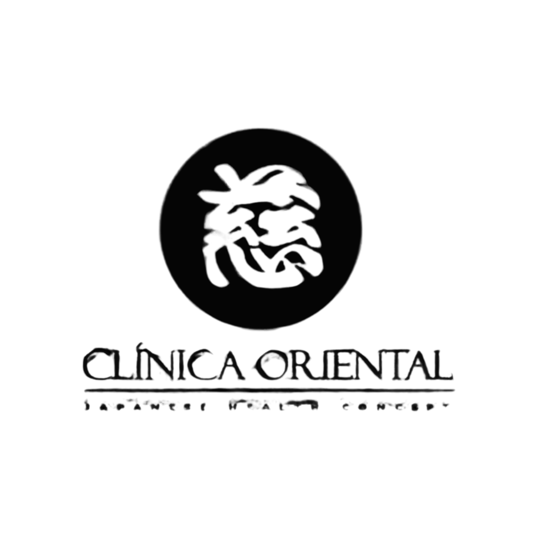 Logotipo da Clínica Oriental com um círculo preto e um caractere chinês branco acima do nome.