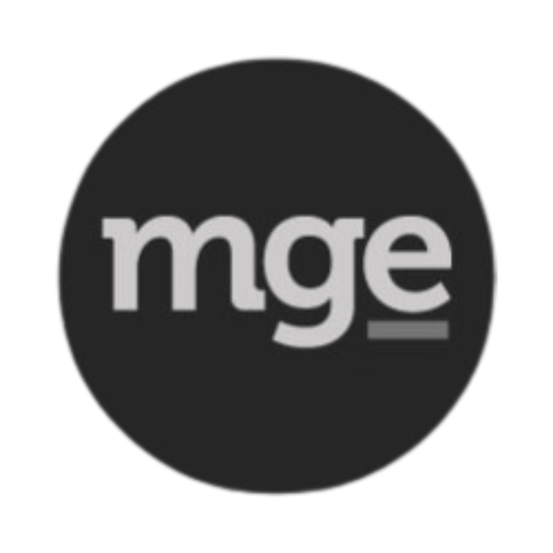 Logotipo circular preto com letras minúsculas brancas “mge”