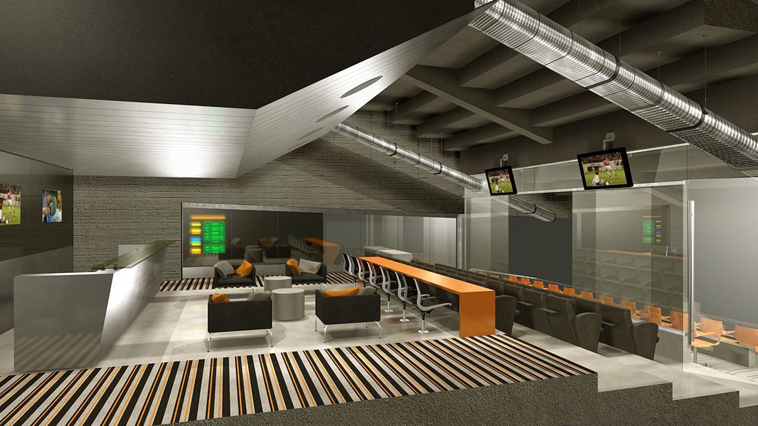 Área de check-in moderna do aeroporto com quiosques, assentos e painéis de informações de voo suspensos sob um teto metálico.