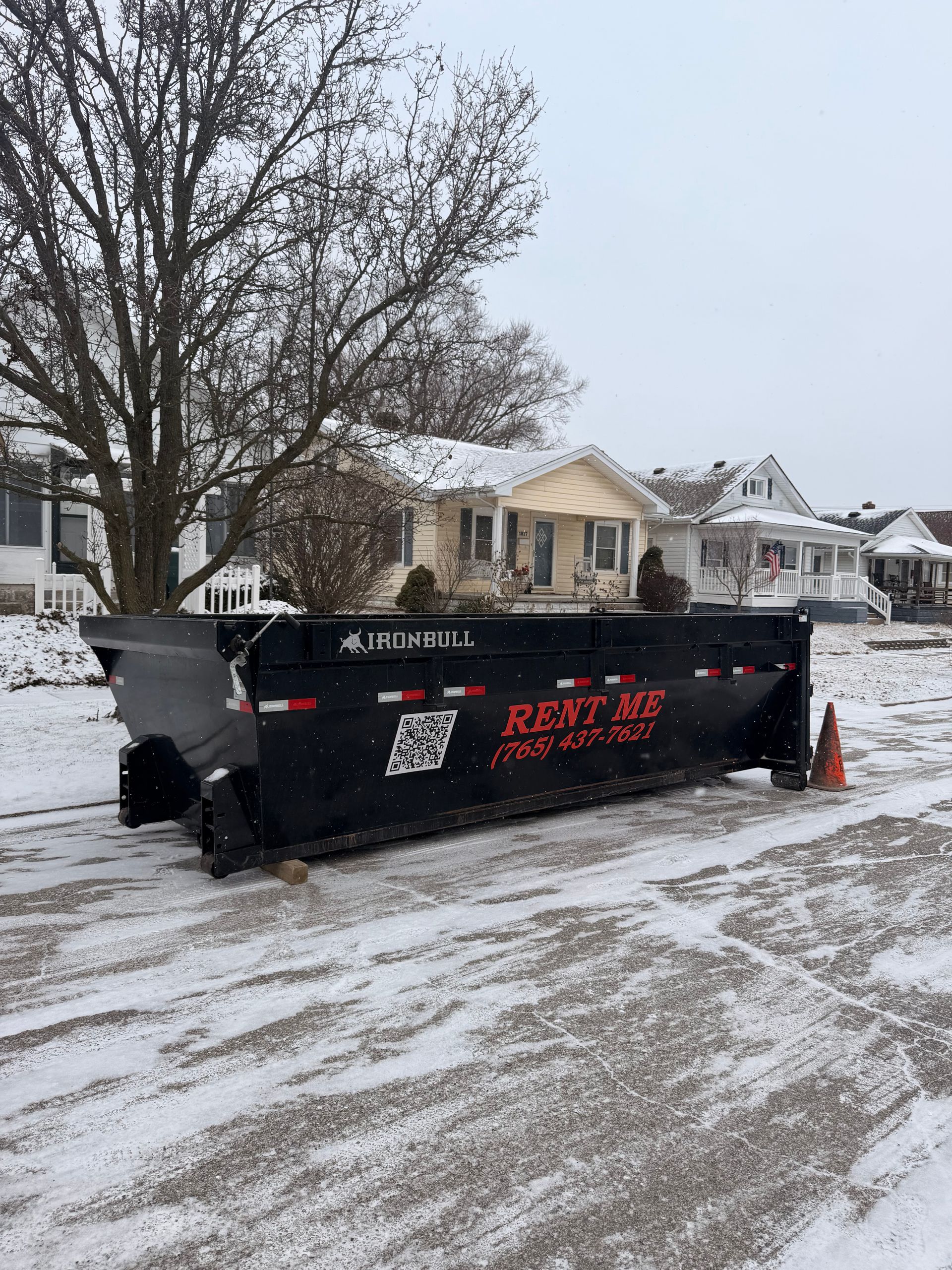 A black dump trailer with gt-712 written on the side
