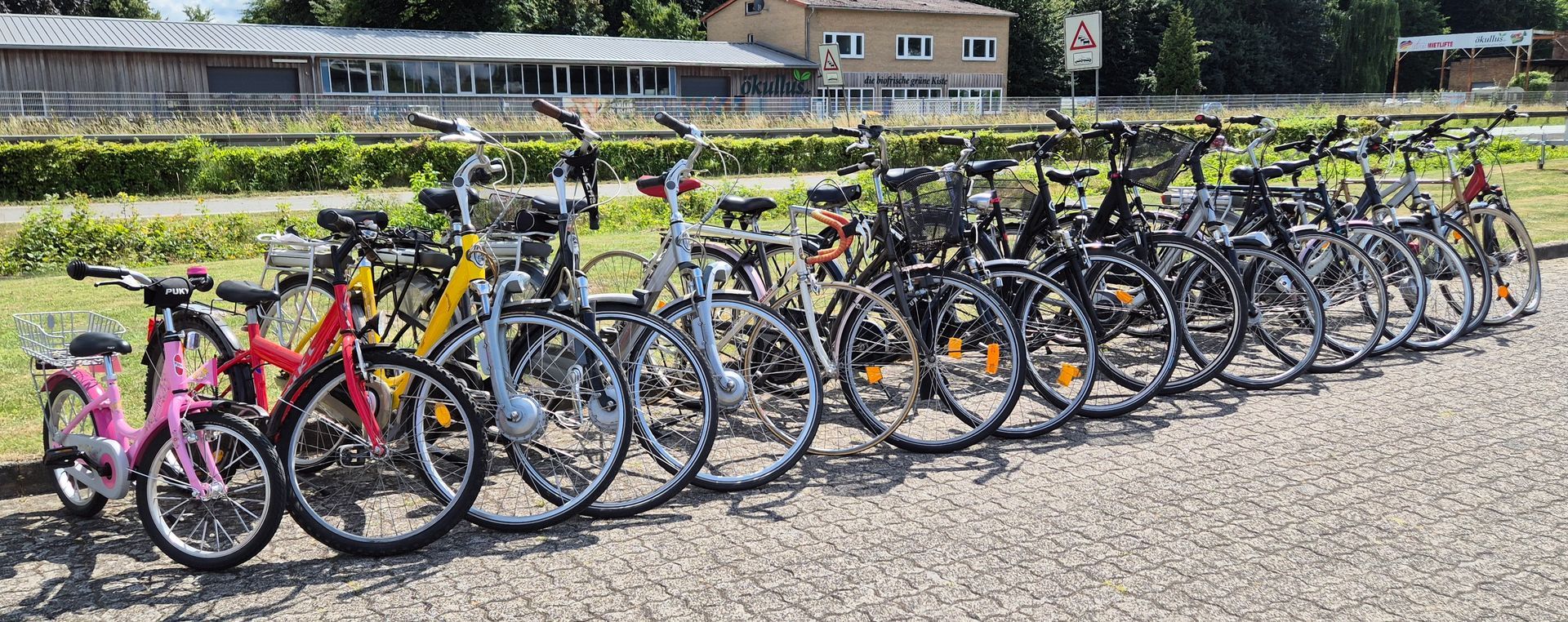 In Kellern, Garagen und Hinterhöfen stehen genauso wie im öffentlichen Raum eine Vielzahl an
ungenutzter Fahrräder, die mal weniger und mal mehr überholt werden müssten und sich
anschließend auf neue Eigentümer*innen freuen dürften.