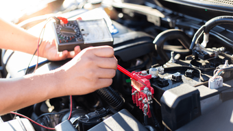 a mobile mechanic doing a vehicle diagnostic in Conroe TX