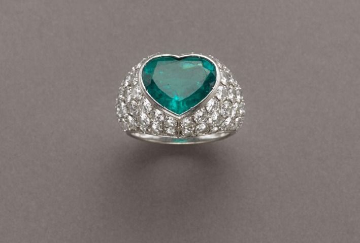 anello oro con pietra preziosa