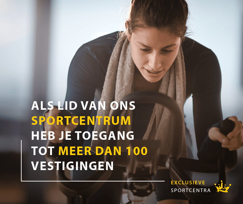 Een vrouw fietst op een hometrainer in een sportschool